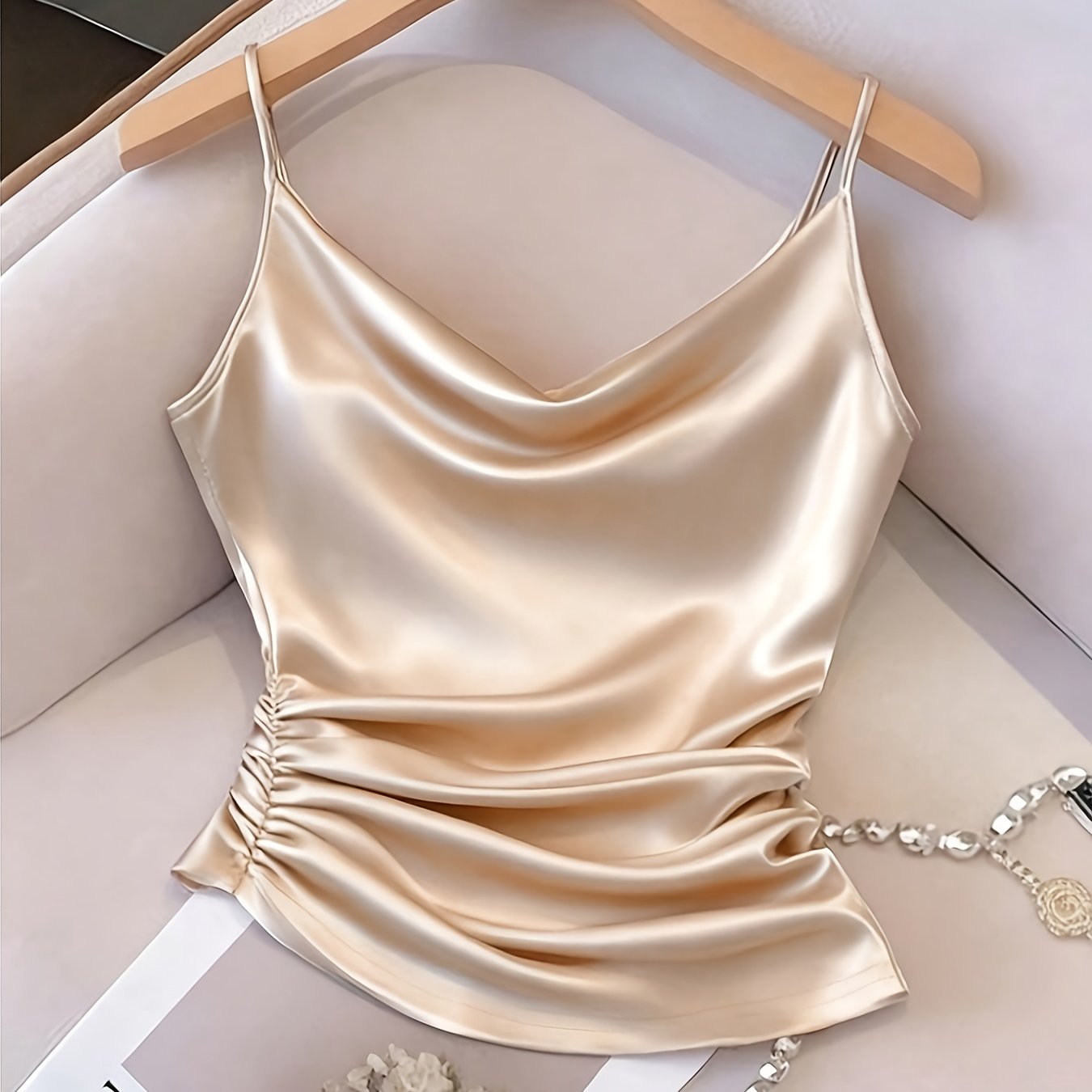 Damen Satin-Top mit Wasserfallausschnitt und Raffungen – Elegantes Camisole für besondere Anlässe