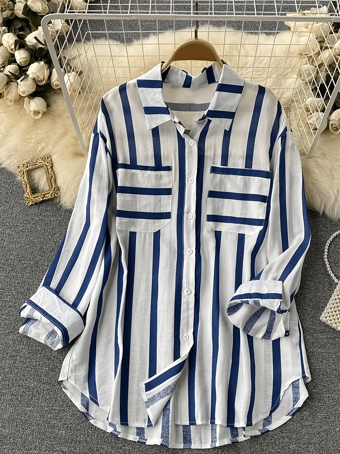 Damen Streifen-Bluse im klassischen Hemd-Stil – Modisches Freizeit- und Büro-Outfit