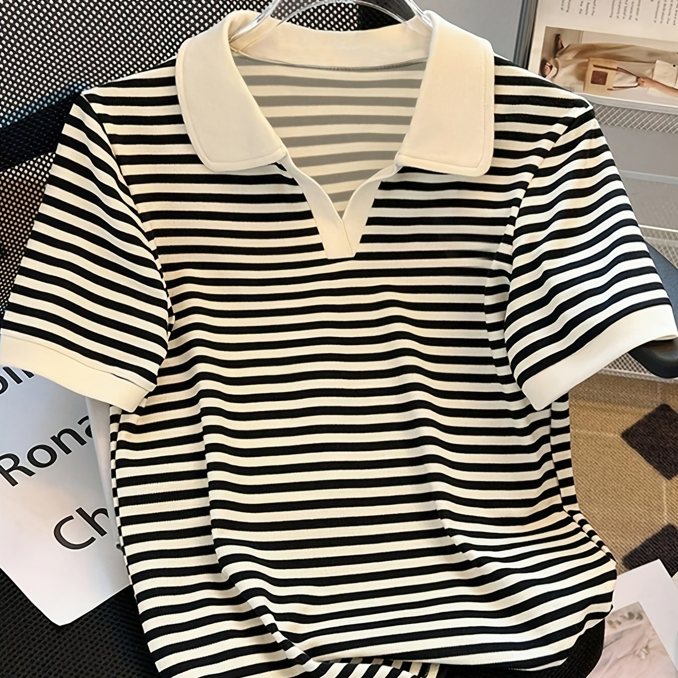 Damen Polo-Shirt mit Streifenmuster und V-Ausschnitt – Stilvolles Kurzarm Top für Freizeit und Alltag