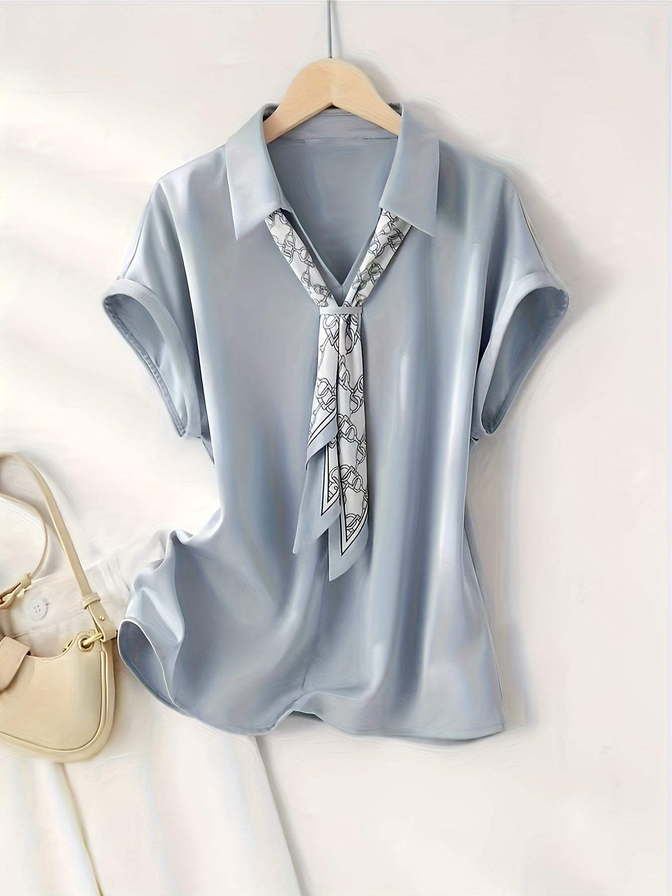 Damen Bluse mit Kurzarm und dekorativem Halstuch – Eleganter Business- und Freizeitstil