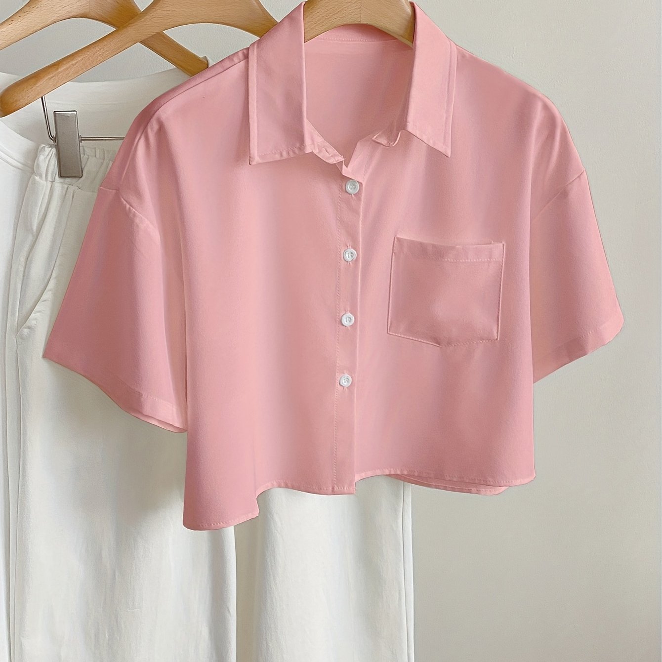 Damen Kurzarm Cropped Hemd im modernen Casual-Stil mit Knopfleiste