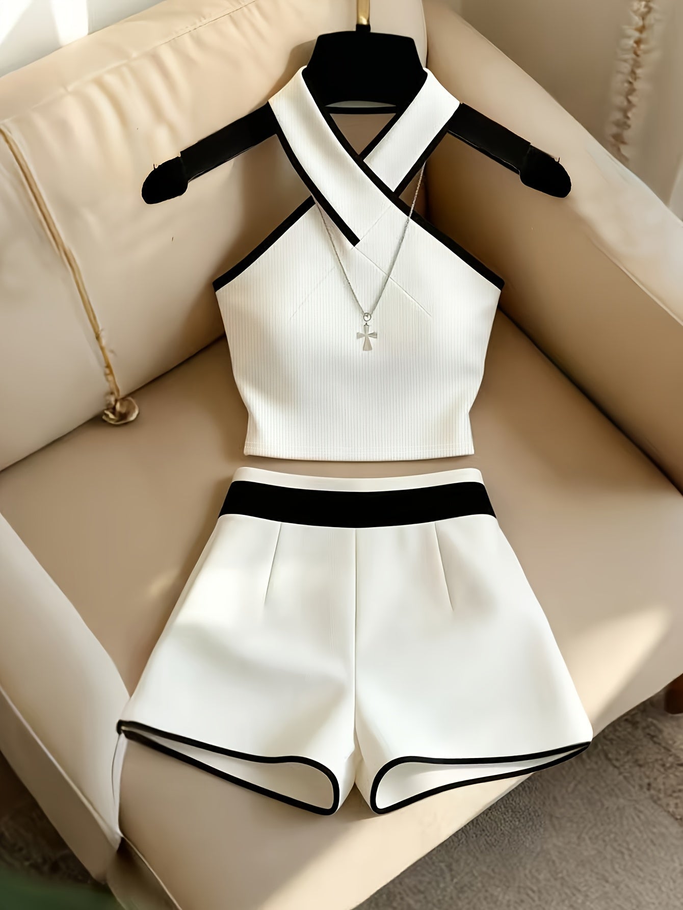Damen Zweiteiler Set – Modernes, elegantes Top mit Wickelkragen und High-Waist Shorts, modischer Freizeit-Look