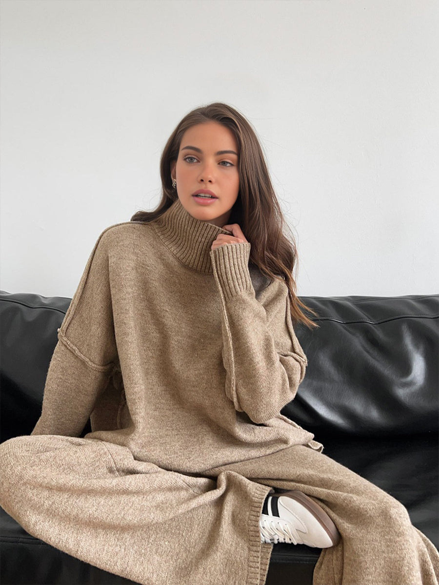 Damesgebreide set met coltrui en wijde broek in beige