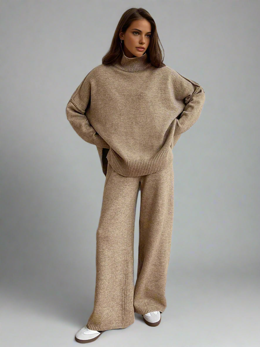 Damesgebreide set met coltrui en wijde broek in beige