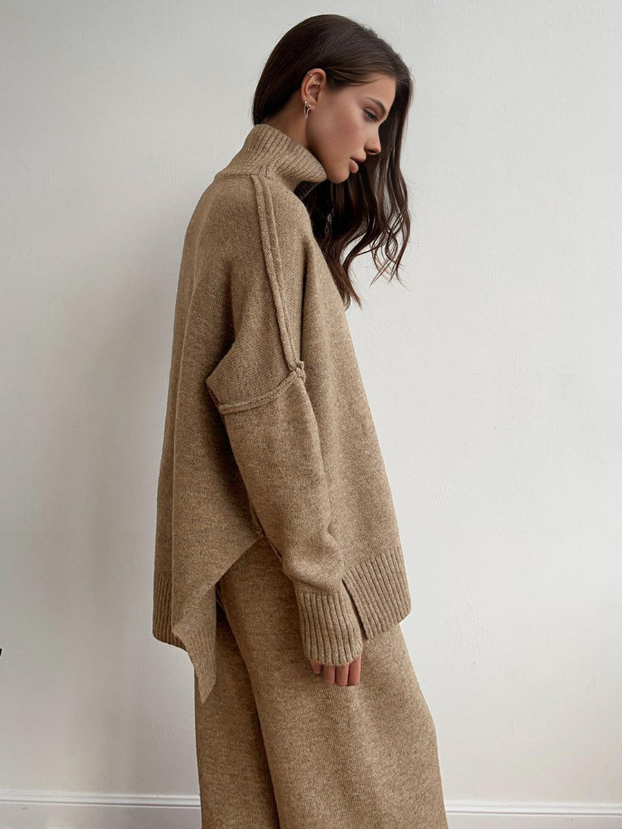 Damesgebreide set met coltrui en wijde broek in beige