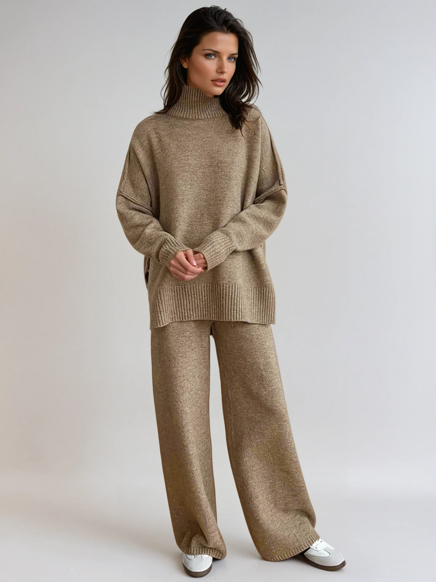 Damesgebreide set met coltrui en wijde broek in beige