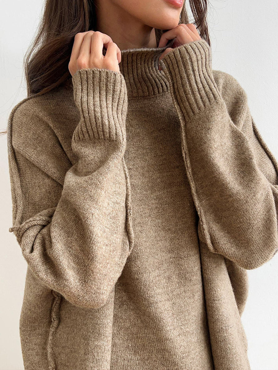 Damesgebreide set met coltrui en wijde broek in beige