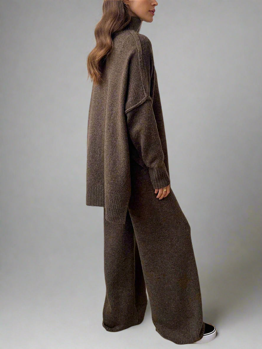 Damesgebreide set met coltrui en wijde broek in beige