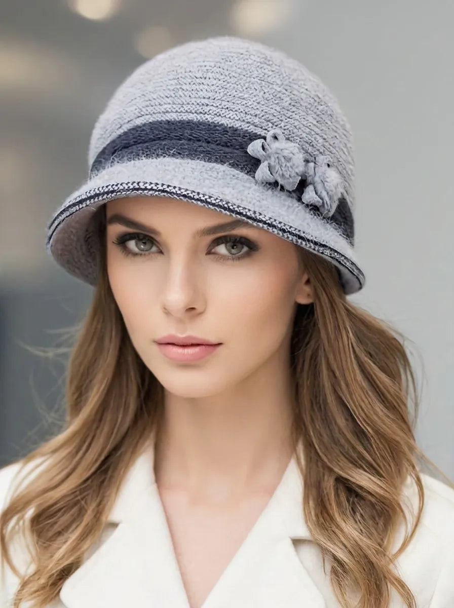 Damen Glockenhut aus weichem Material mit Band und Pompons – verschiedene Farben