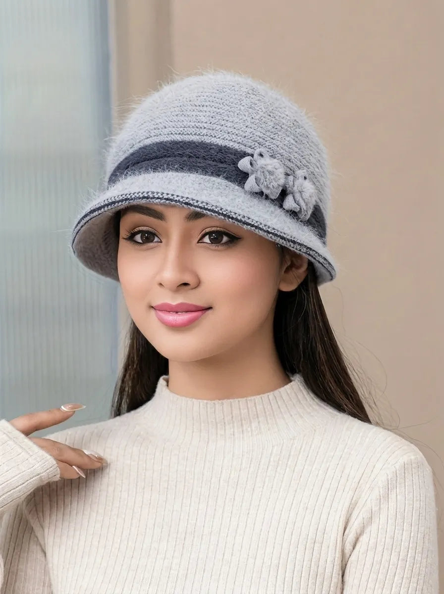 Damen Glockenhut aus weichem Material mit Band und Pompons – verschiedene Farben