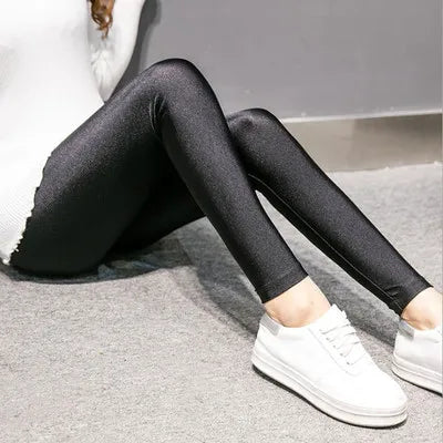 Schwarze glänzende Leggings mit hohem Bund