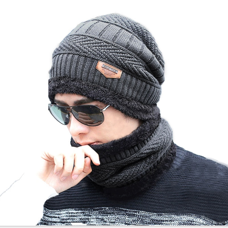 Gebreide beaniemuts met klep en warme colsjaal, winterset