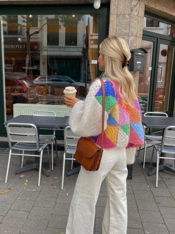 Kleurrijk gebreid vest met pofmouwen in gehaakt patchworkdesign