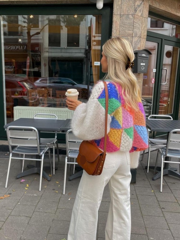 Bunter Strickcardigan mit Puffärmeln im Häkel-Patchwork-Design