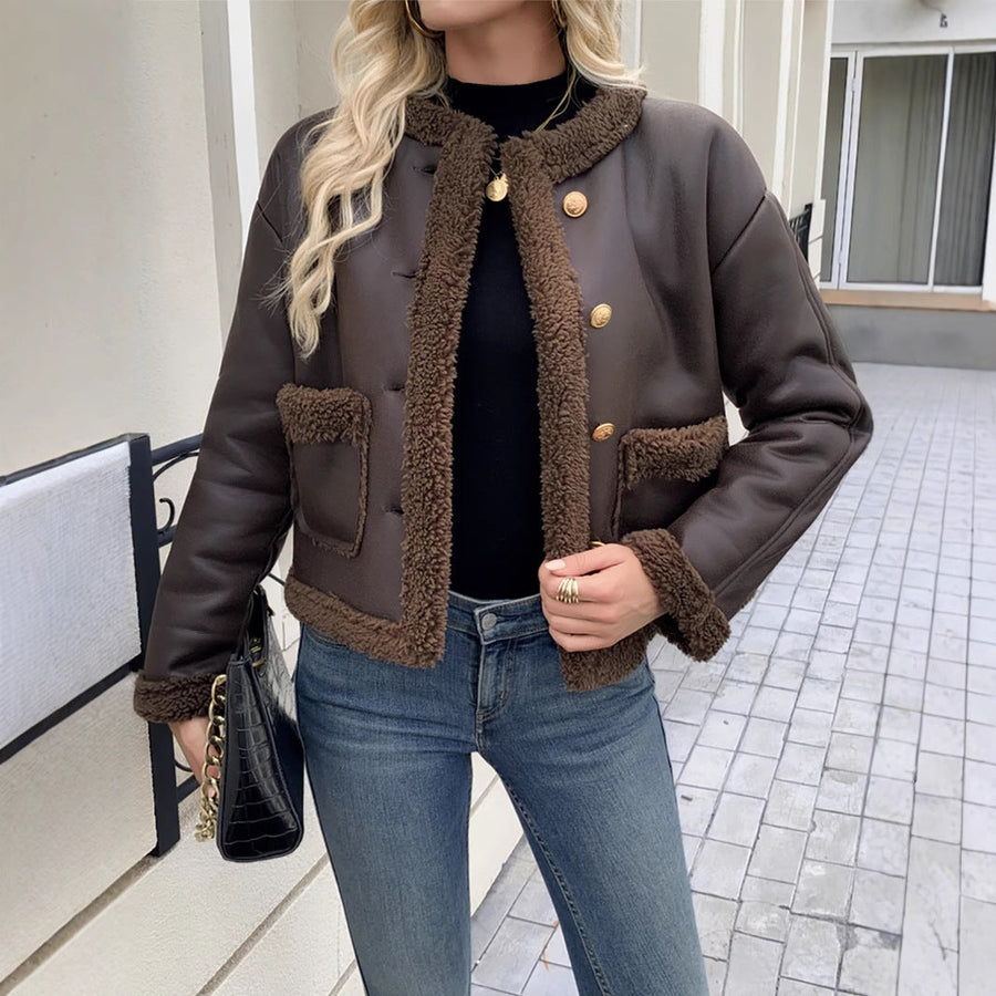 Damen Kurzjacke in Dunkelbraun mit Shearling-Futter und goldfarbenen Knöpfen