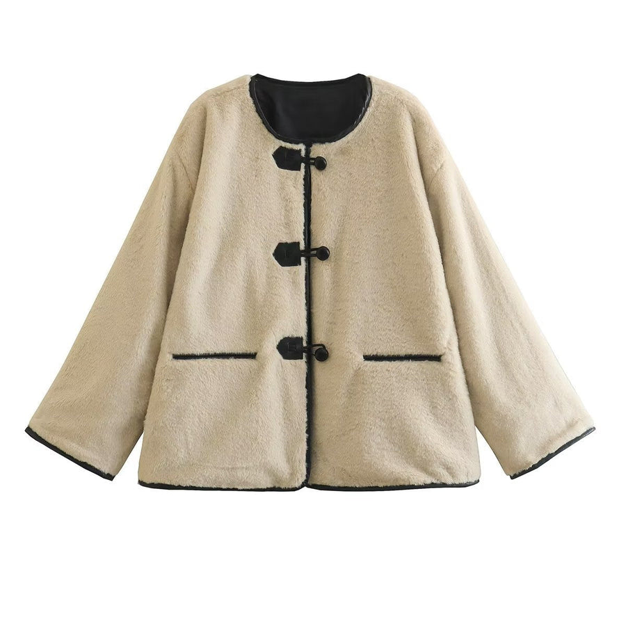 Korte beige teddyjas voor dames met knevelsluitingen en contrasterende bies