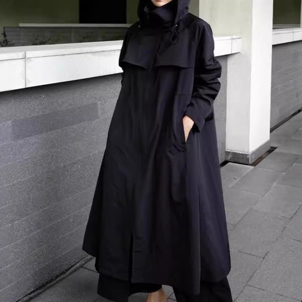 Lange zwarte damestrenchcoat met capuchon en ruim model