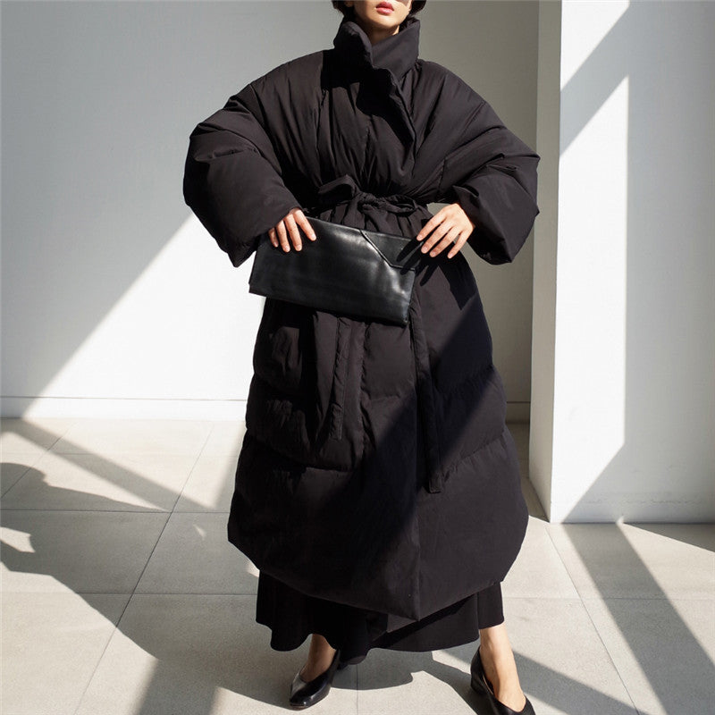 Langer Oversize-Steppmantel für Damen mit Bindegürtel und Kragen