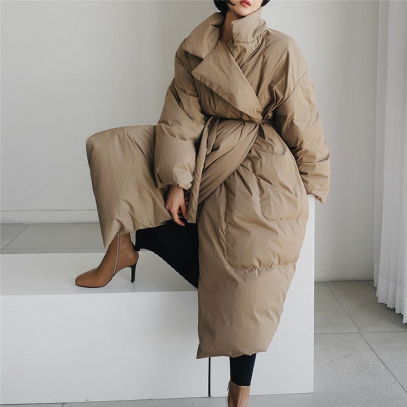 Langer Oversize-Steppmantel für Damen mit Bindegürtel und Kragen
