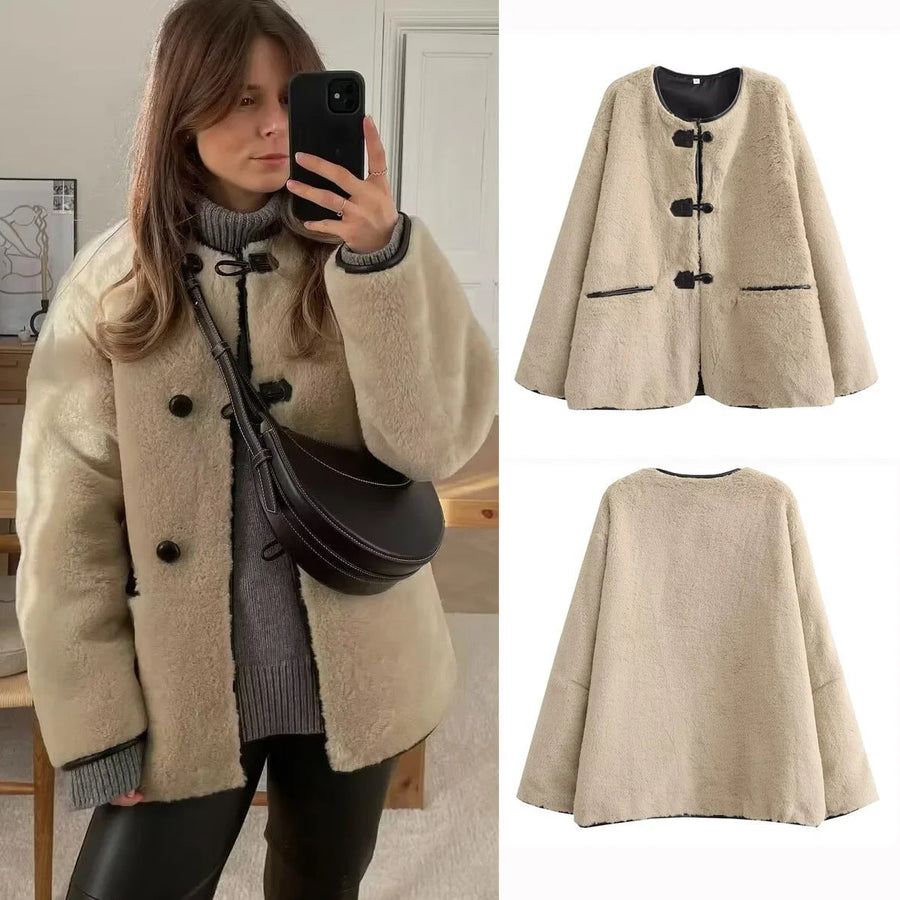 Korte beige teddyjas voor dames met knevelsluitingen en contrasterende bies