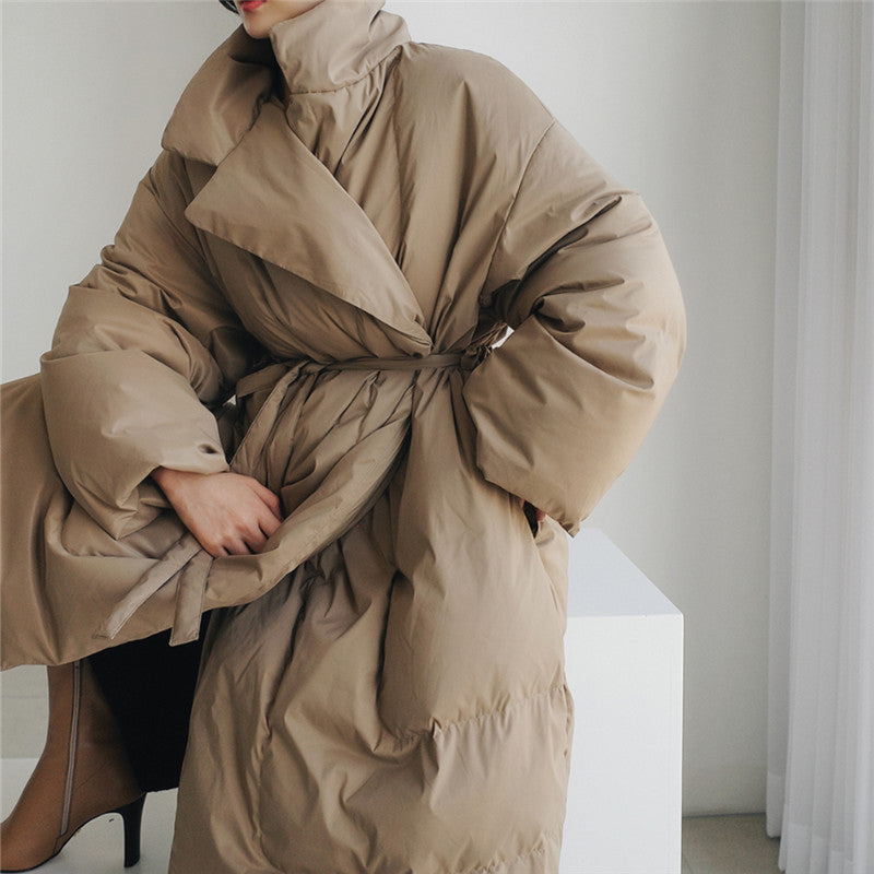 Langer Oversize-Steppmantel für Damen mit Bindegürtel und Kragen