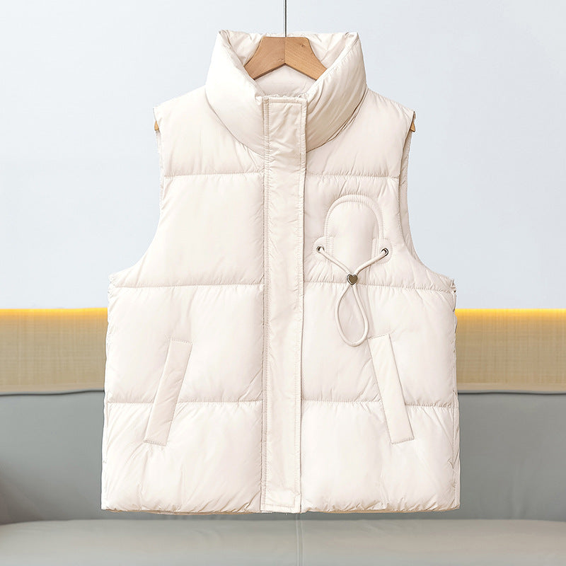 Damesbodywarmer met hoge sluiting, gewatteerd, met opstaande kraag en detail met trekkoord