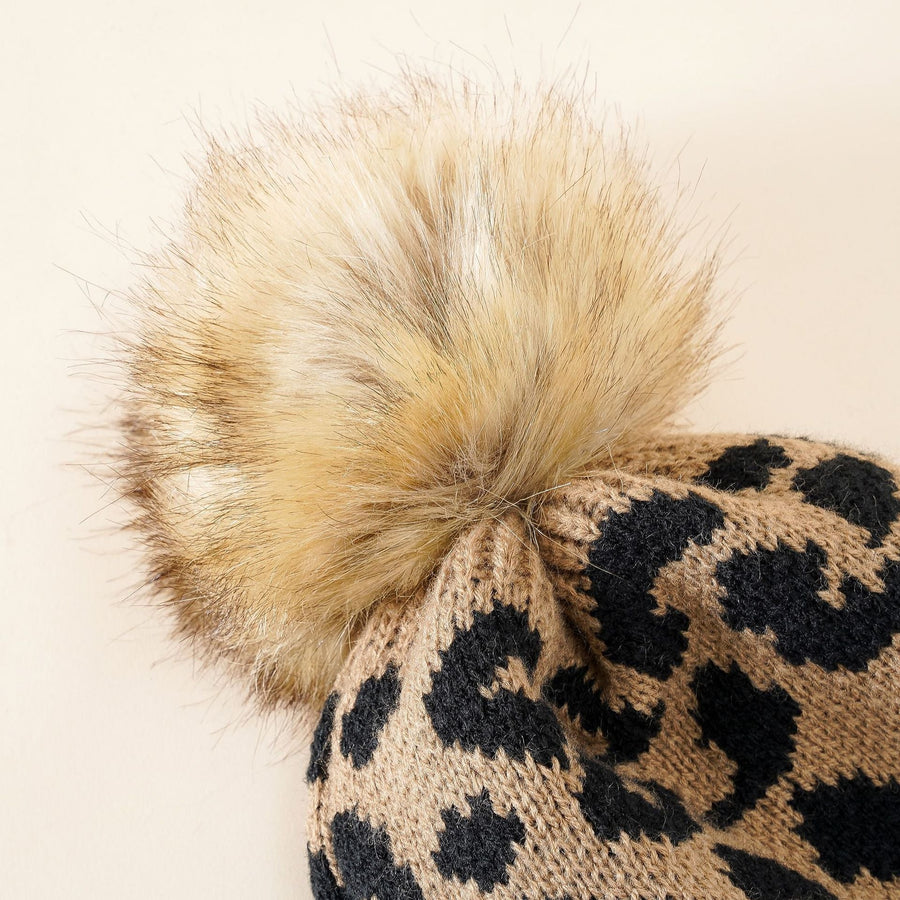 Unisex Strickmütze mit Leopardenmuster und Kunstfellbommel