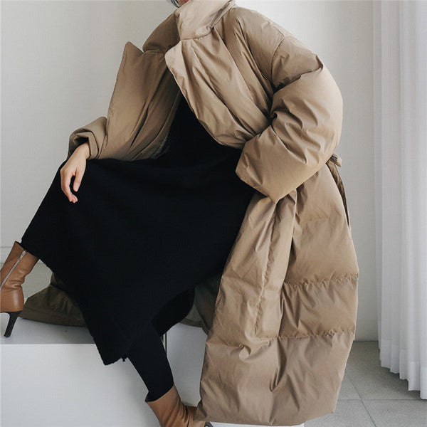 Langer Oversize-Steppmantel für Damen mit Bindegürtel und Kragen