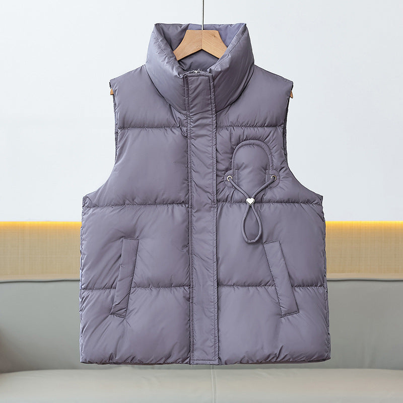 Damesbodywarmer met hoge sluiting, gewatteerd, met opstaande kraag en detail met trekkoord
