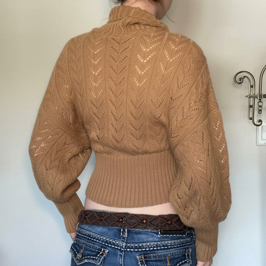 Kurzer Strickpullover Damen Rollkragen Khaki mit Lochmuster und Ballonärmeln