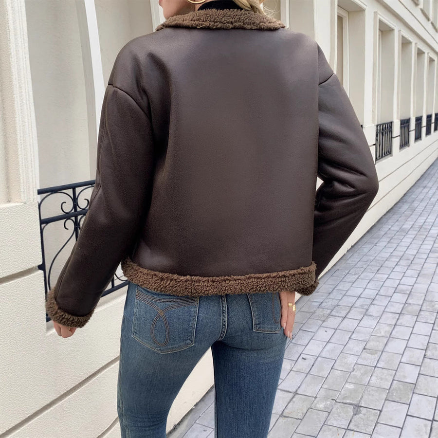 Damen Kurzjacke in Dunkelbraun mit Shearling-Futter und goldfarbenen Knöpfen