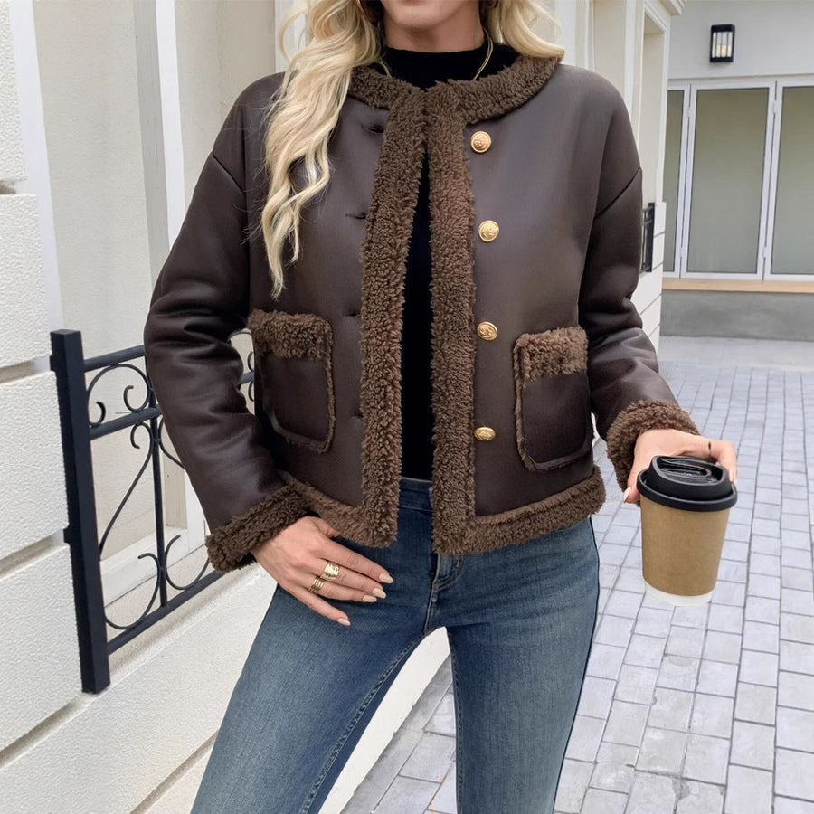 Damen Kurzjacke in Dunkelbraun mit Shearling-Futter und goldfarbenen Knöpfen