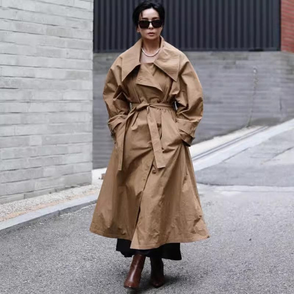 Lange damestrenchcoat met ceintuur en brede kraag in khaki