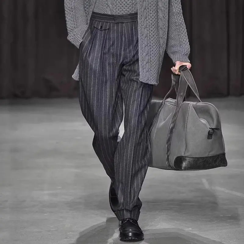 Nauwgestreepte pantalon voor heren, donkergrijs, met plooien en losse pasvorm