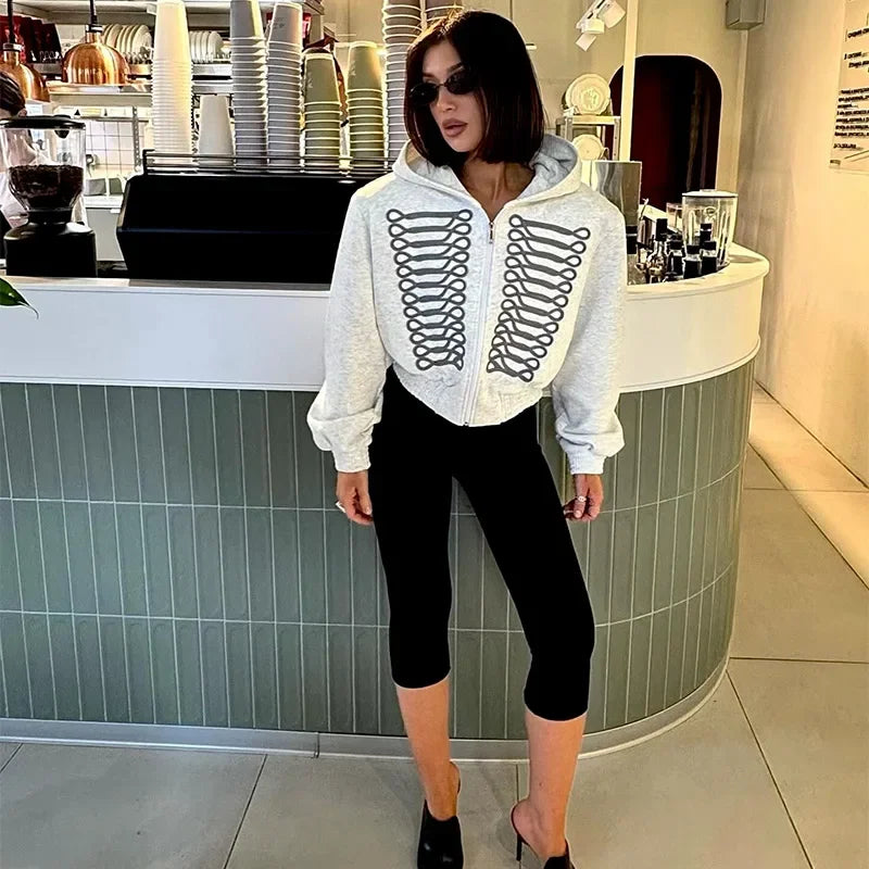 Kurze Damen Hoodie-Jacke mit Reißverschluss und dekorativen Applikationen