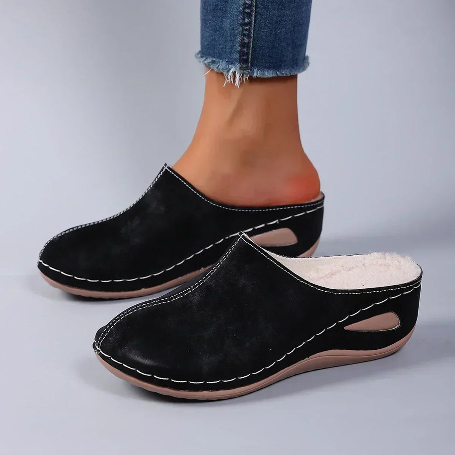 Gevoerde pantoffels voor dames van zacht materiaal met sierstiksels