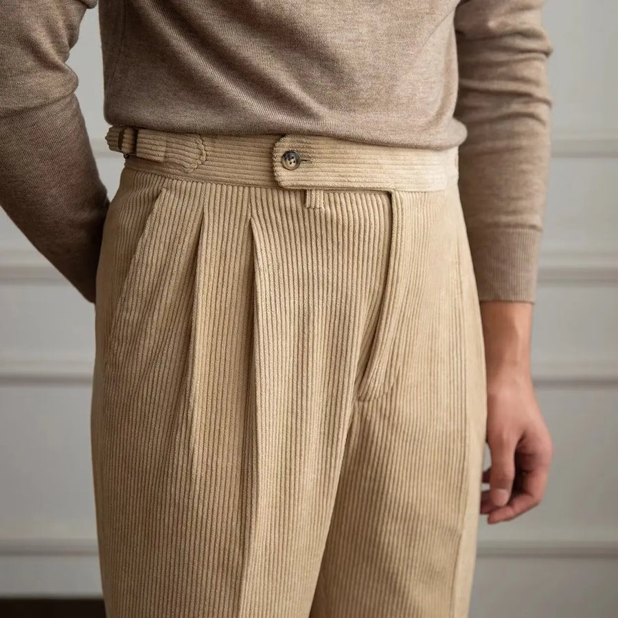 Herren Cordhose beige mit Bundfalten und Seitenschnalle, bequem