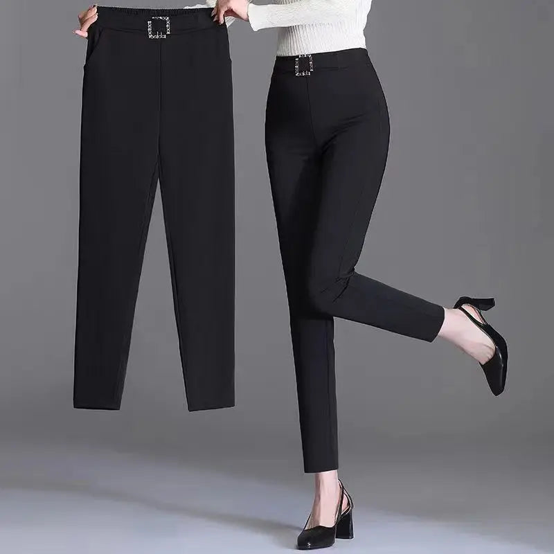Dames pantalon met hoge taille en riemgesp, nauwsluitend gesneden