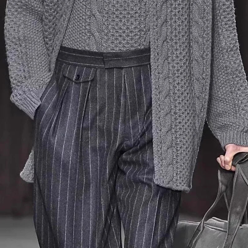 Nauwgestreepte pantalon voor heren, donkergrijs, met plooien en losse pasvorm