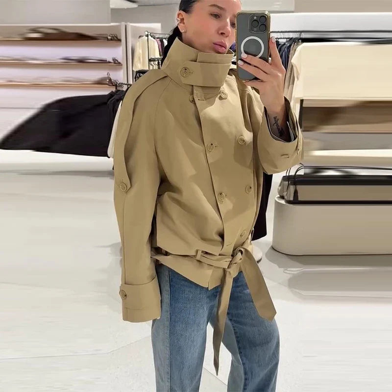 Kurze Damen Jacke Trench-Stil Beige mit Stehkragen und Gürtel Zweireihig