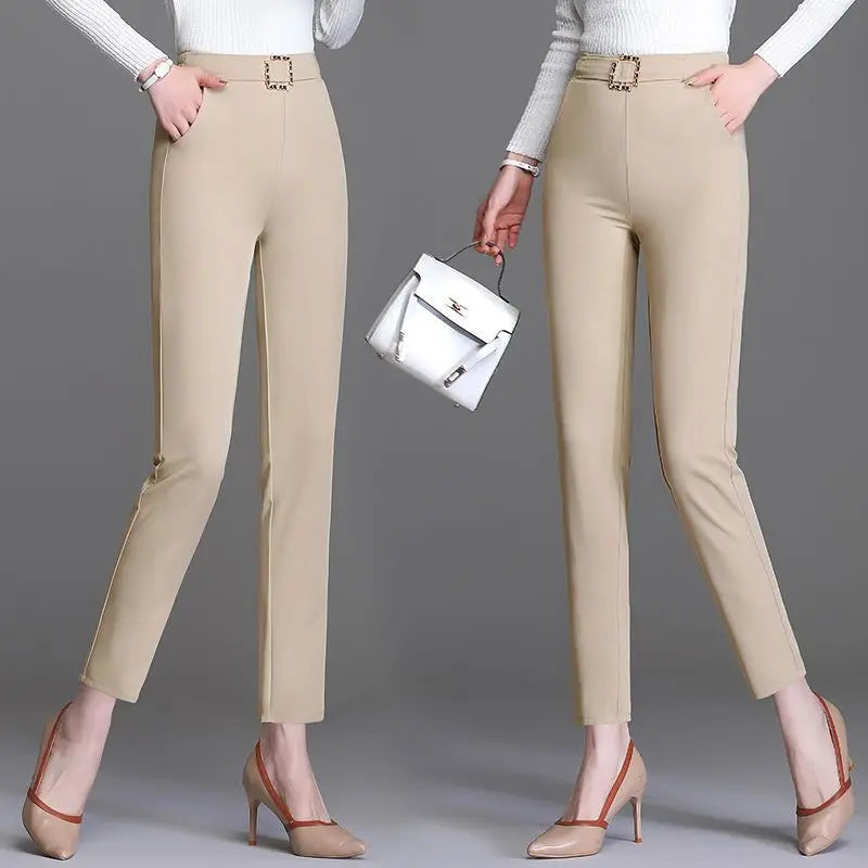 Dames pantalon met hoge taille en riemgesp, nauwsluitend gesneden