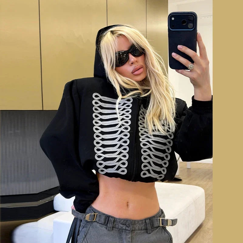 Kurze Damen Hoodie-Jacke mit Reißverschluss und dekorativen Applikationen