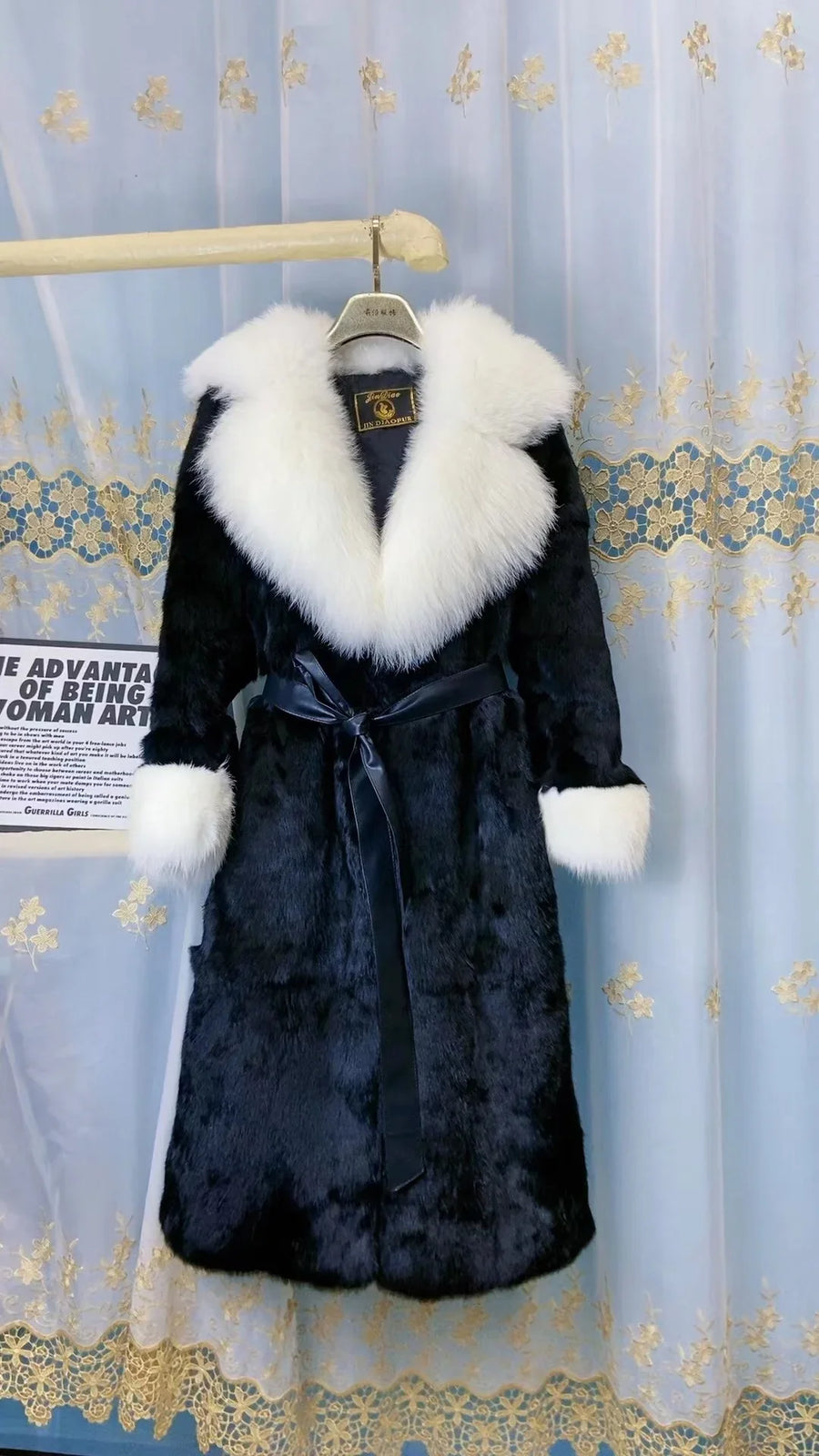 Damen Wintermantel aus Kunstpelz mit breitem Kragen und Gürtel