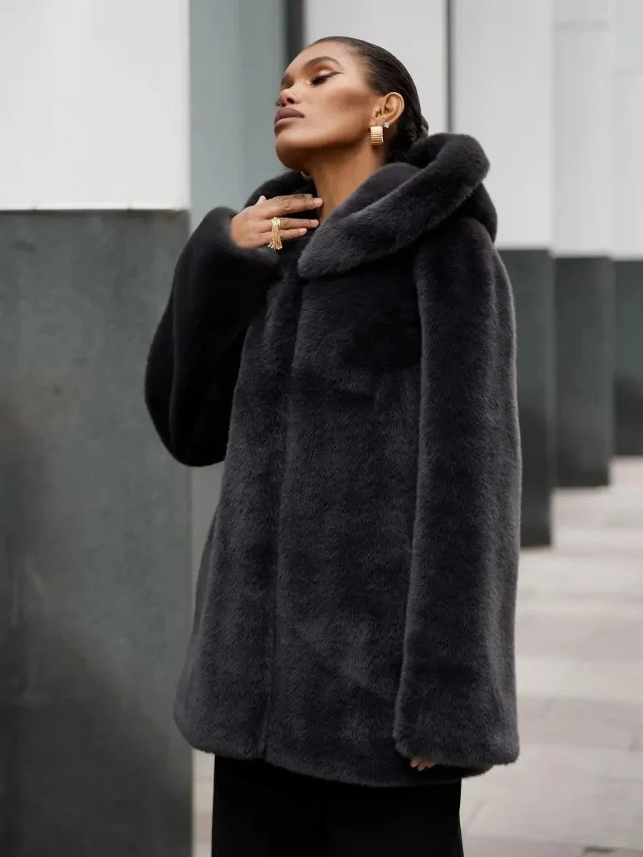 Damen Kurzmantel mit Kapuze – Weicher Faux-Fur-Look