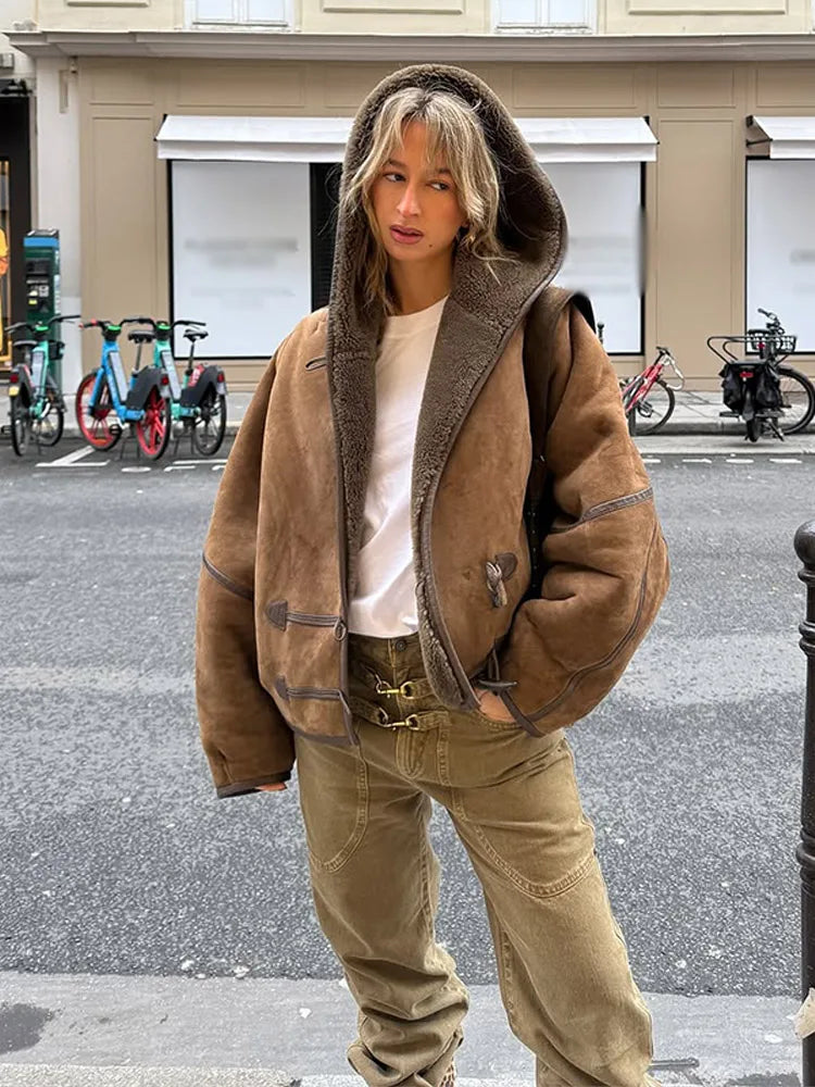 Gefütterte Kurzjacke mit Kapuze und Knebelverschlüssen