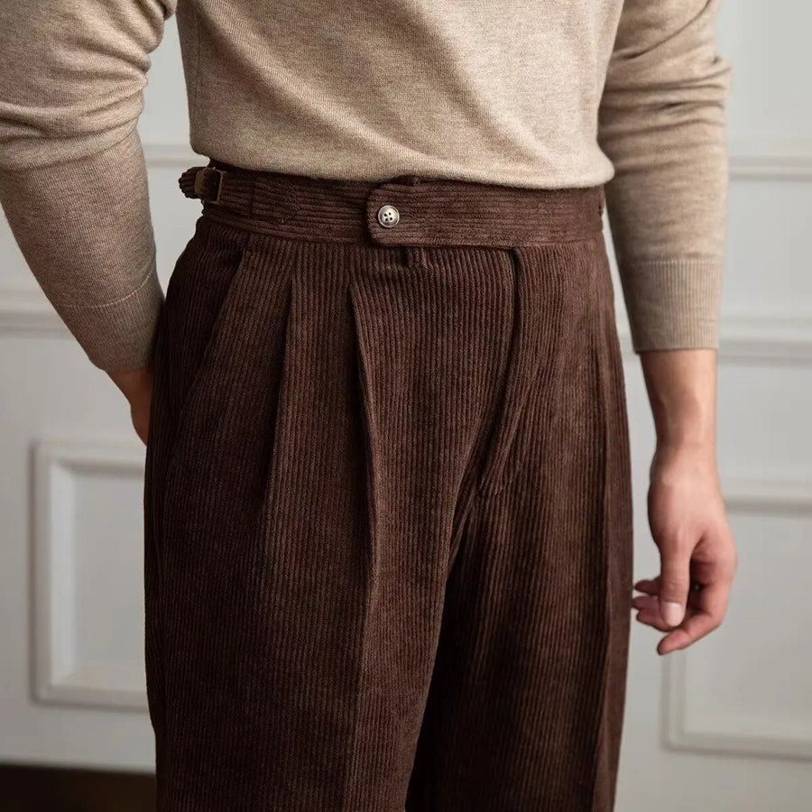 Herren Cordhose beige mit Bundfalten und Seitenschnalle, bequem