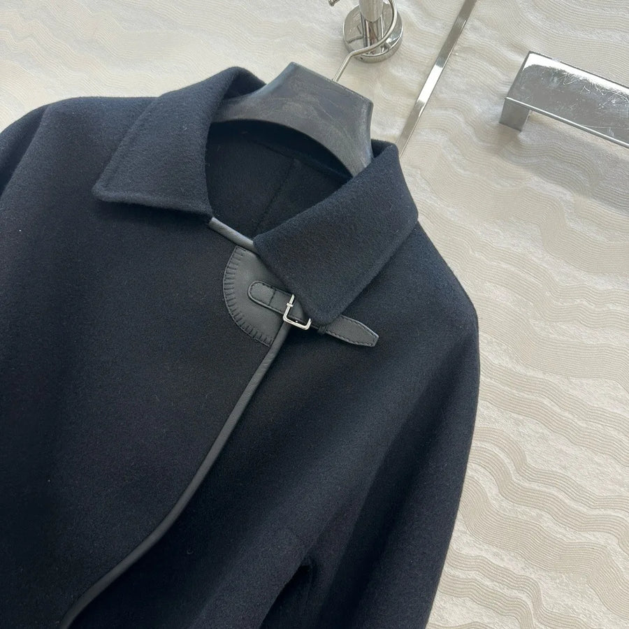 Damen Kurzmantel mit Bindegürtel und Schnallenverschluss, Wickeloptik
