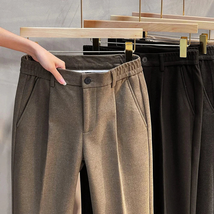 Unisex stoffen broek met elastische tailleband en persplooi, bruin