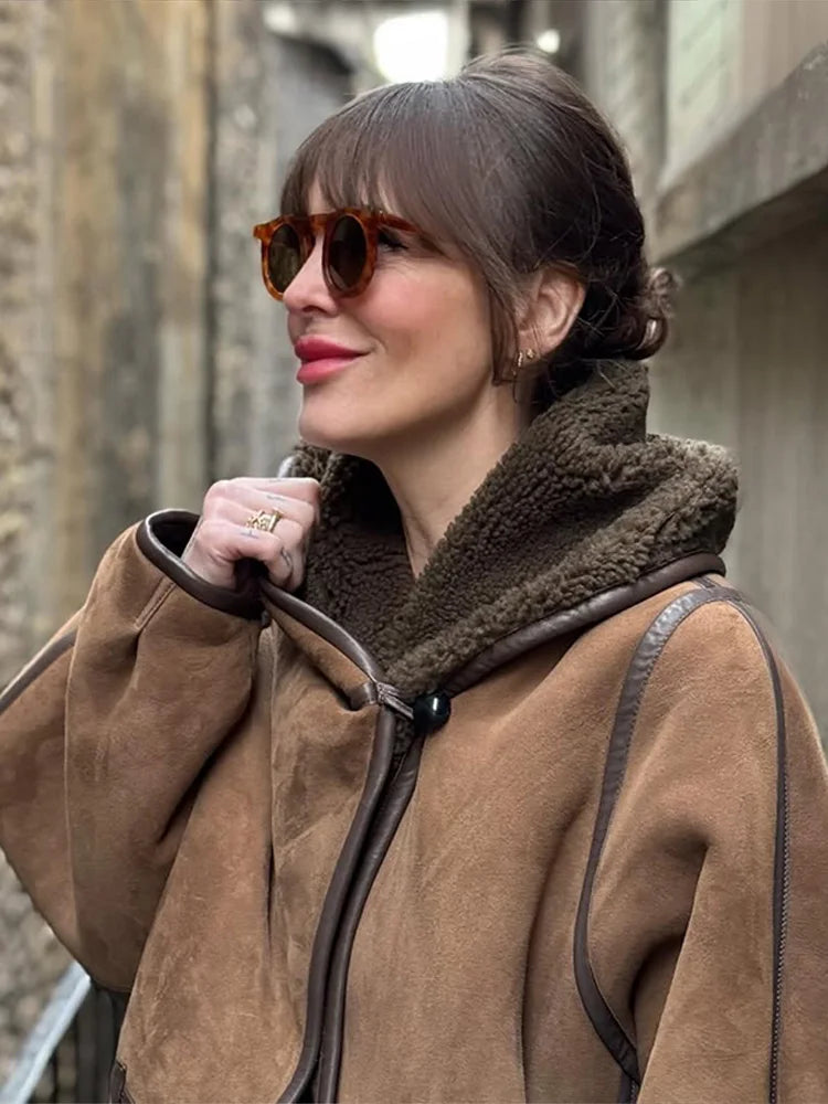 Gefütterte Kurzjacke mit Kapuze und Knebelverschlüssen