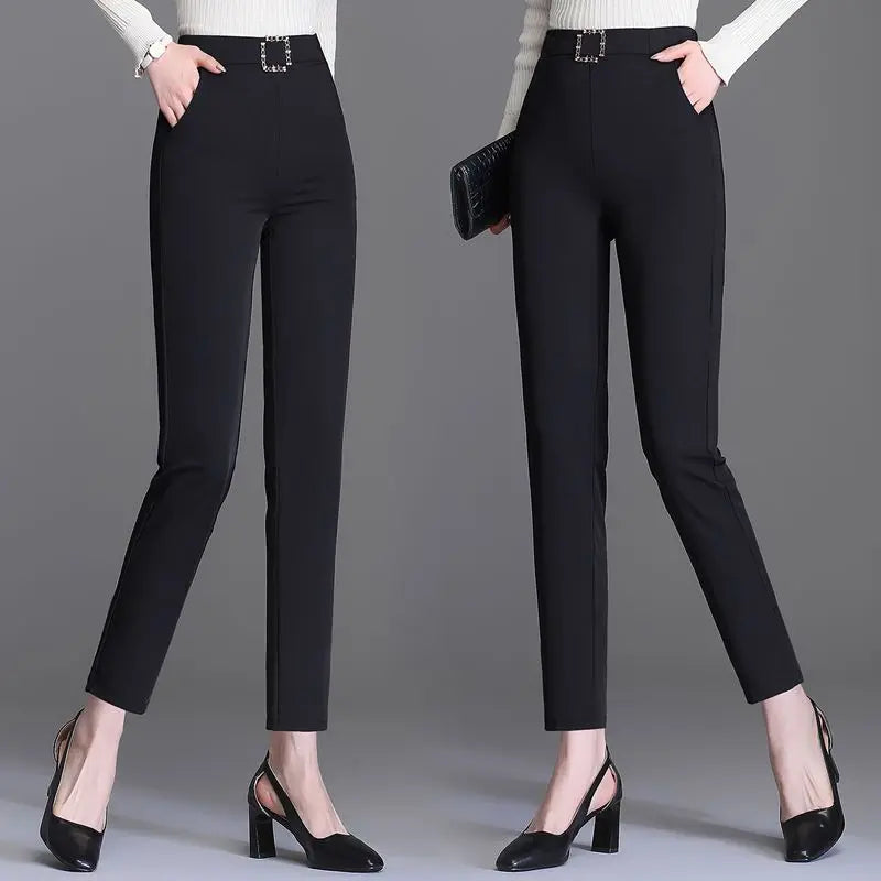 Dames pantalon met hoge taille en riemgesp, nauwsluitend gesneden